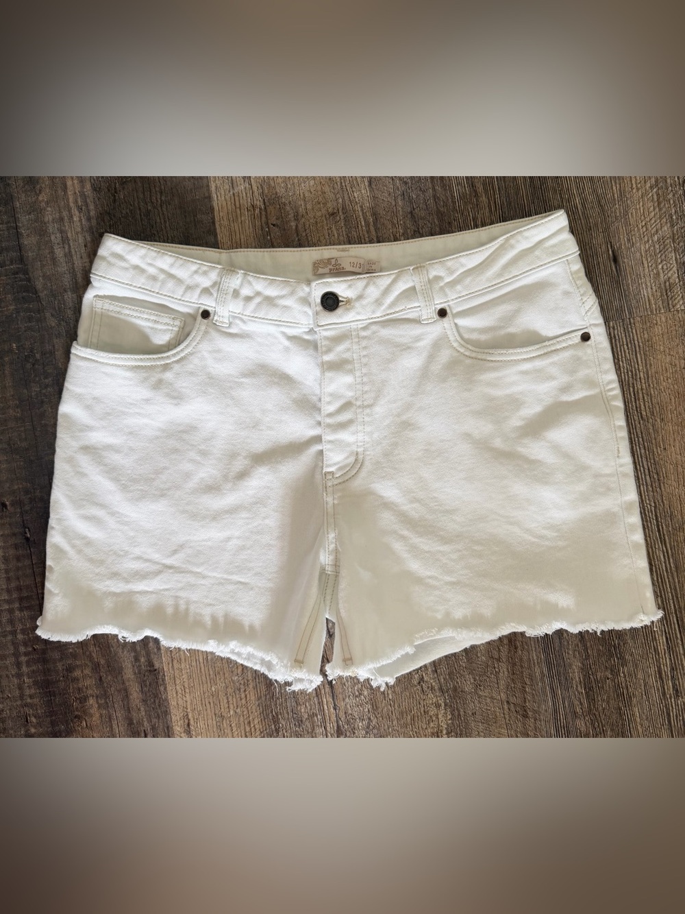 PRANA Women's size 12 (31) Button Fly Buxton White Denim Fray Short 4"